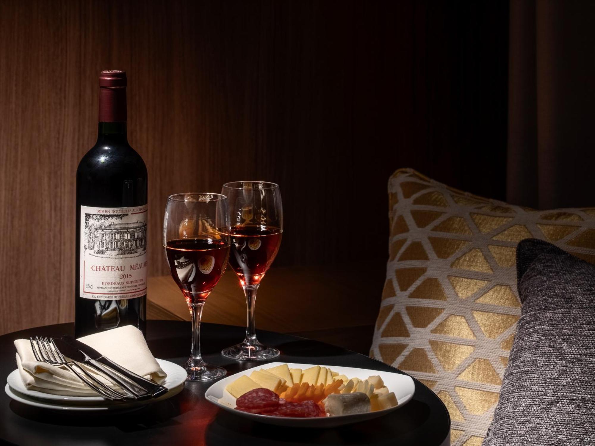 Mitsui Garden Hotel Roppongi Tokyo Premier Εξωτερικό φωτογραφία A bottle of Château Margaux 1994